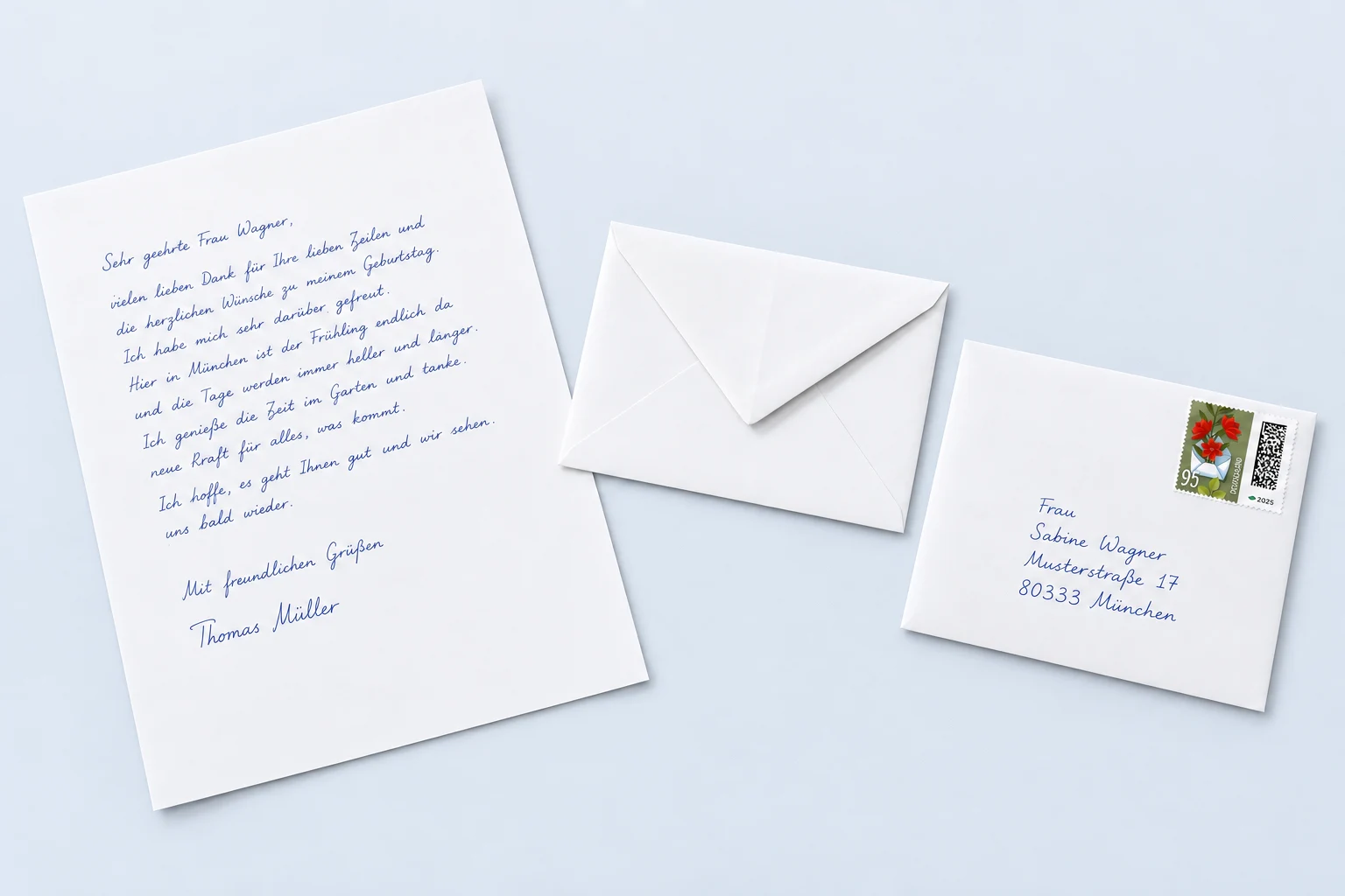 Handgeschriebener DIN-A4-Brief mit weißem C6-Umschlag mit Spitzklappe und Blumenbrief-Briefmarke.